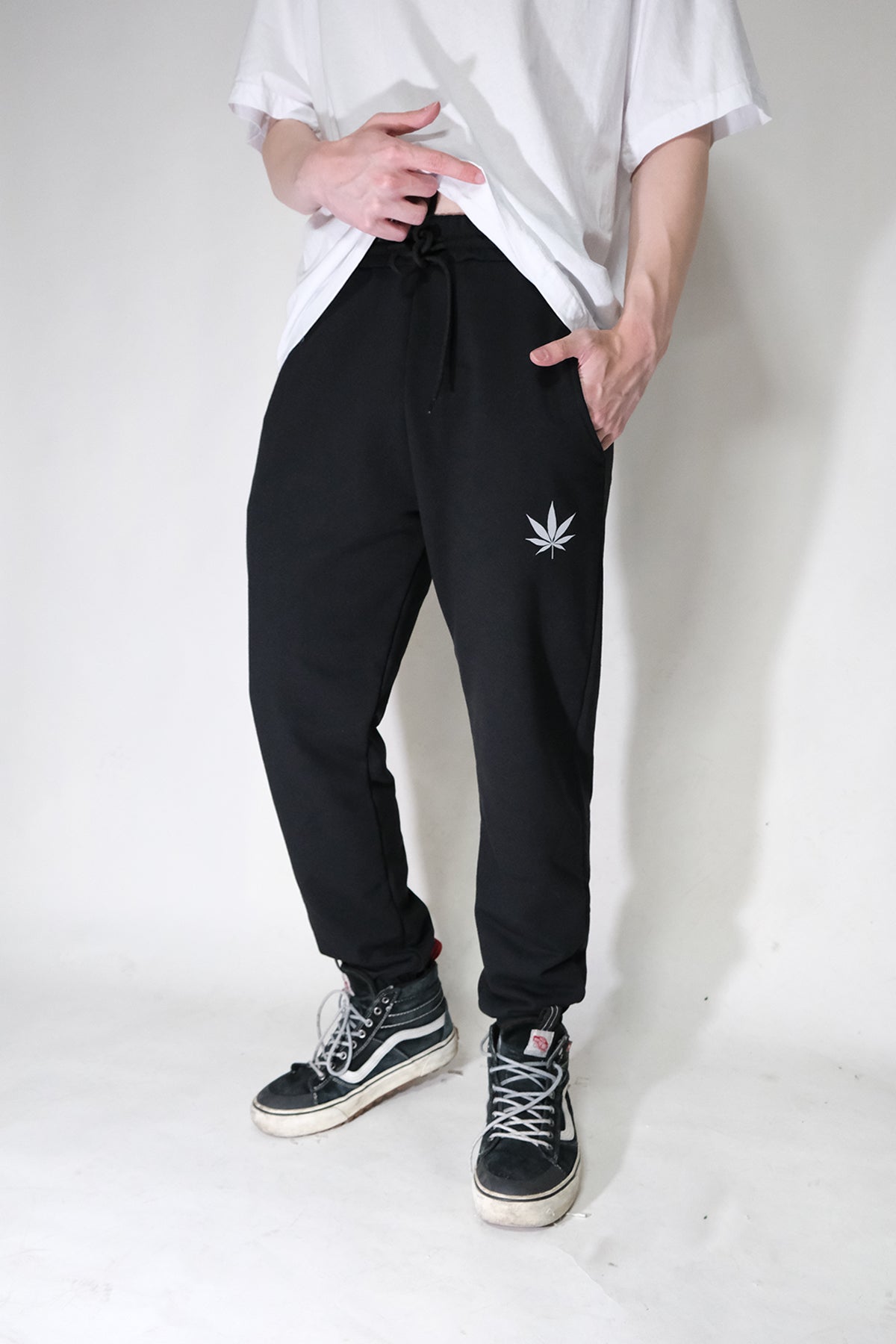 Siyah Eşofman Altı Munchcrew - Unisex Rahat ve Şık Günlük Giyim