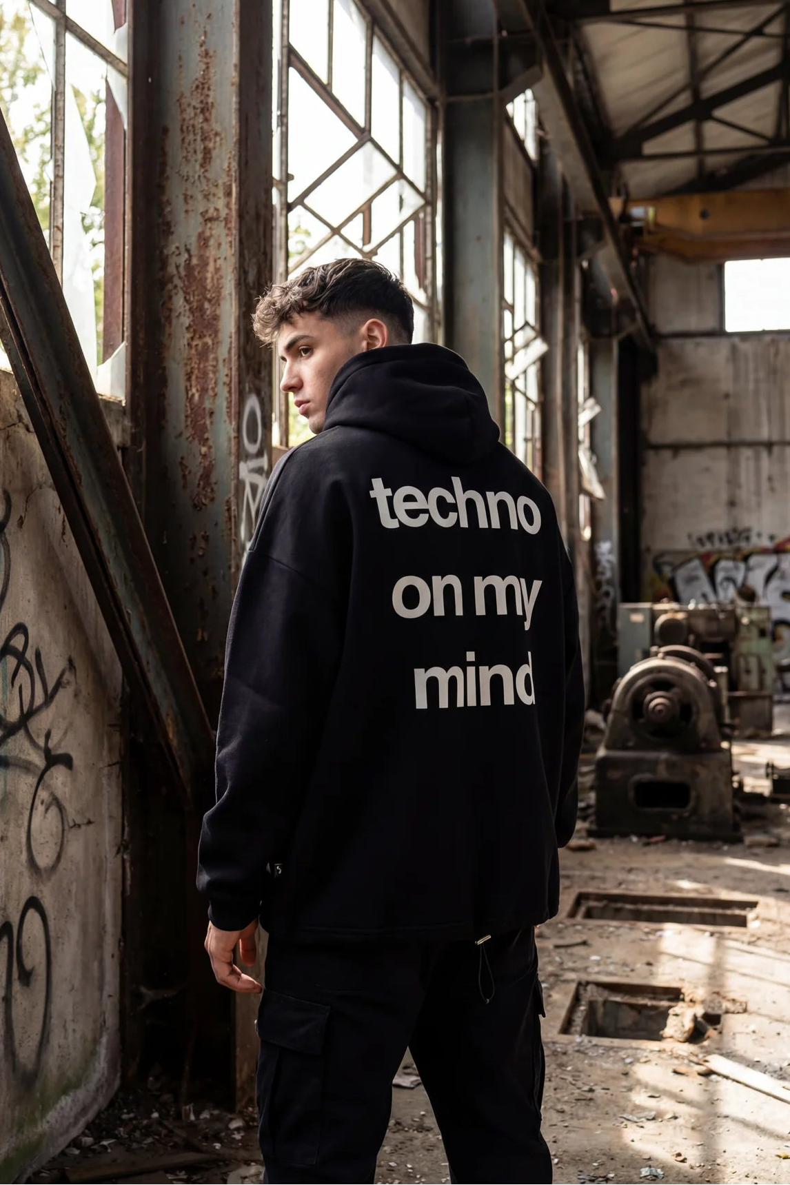 SCHWARZER OVERSIZE-HOODIE „HALLUCINATION“ REFLEKTIEREND