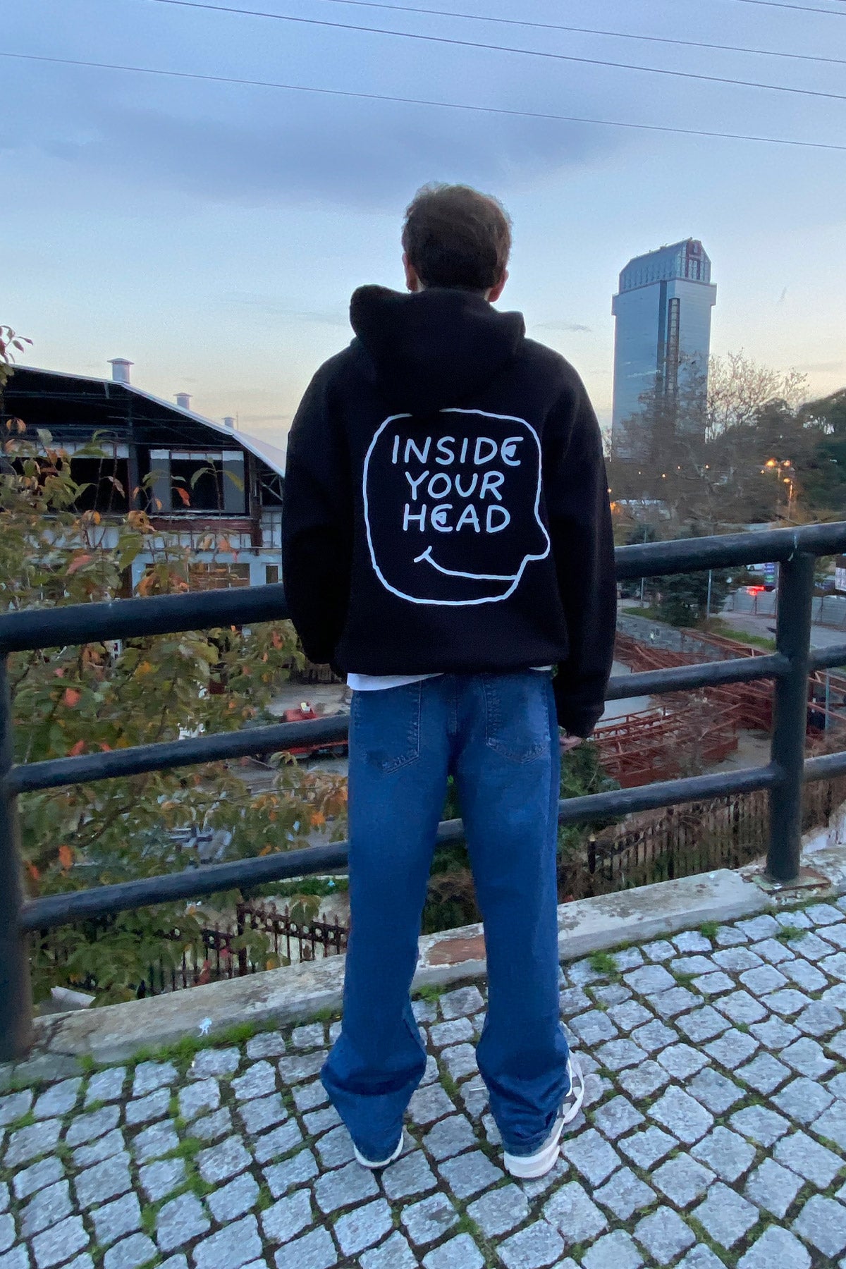 SCHWARZER OVERSIZE-HOODIE „HARDCORE MOTHERFUCKER“ REFLEKTIEREND