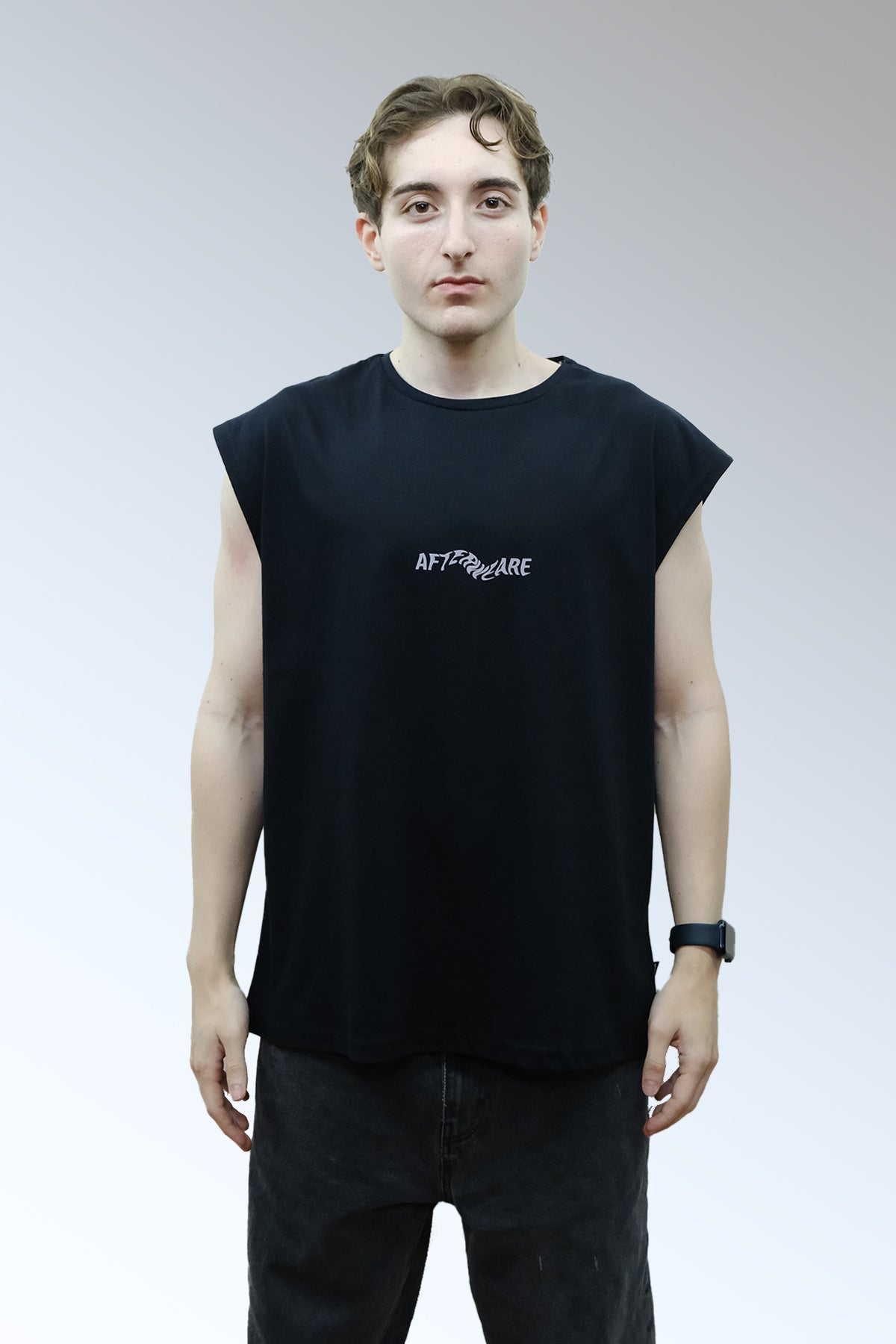 Afterweare Model Üzerinde Siyah Sleeveless Kolsuz Tişört (Sporcu Atlet) - Önde "Afterweare" baskılı | Black Sleeveless Tshirt on Model, "Afterweare" printed on chest