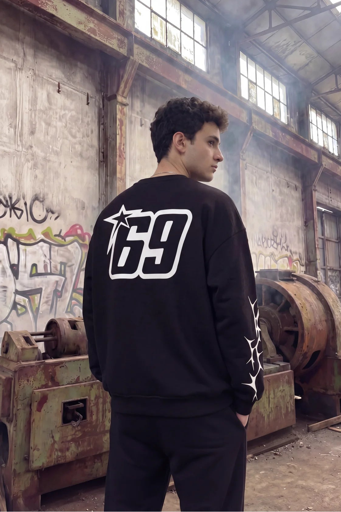 Unisex Siyah Oversize Sweatshirt – '69 Star' Graphic with Sleeve Design