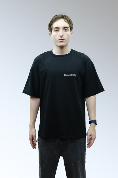 Afterweare Model Üzerinde Siyah Oversize Tişört  - sol göğüste "Afterweare" ön baskılı | Oversize Black Tshirt on Model, Front Printed "Afterweare" on left chest