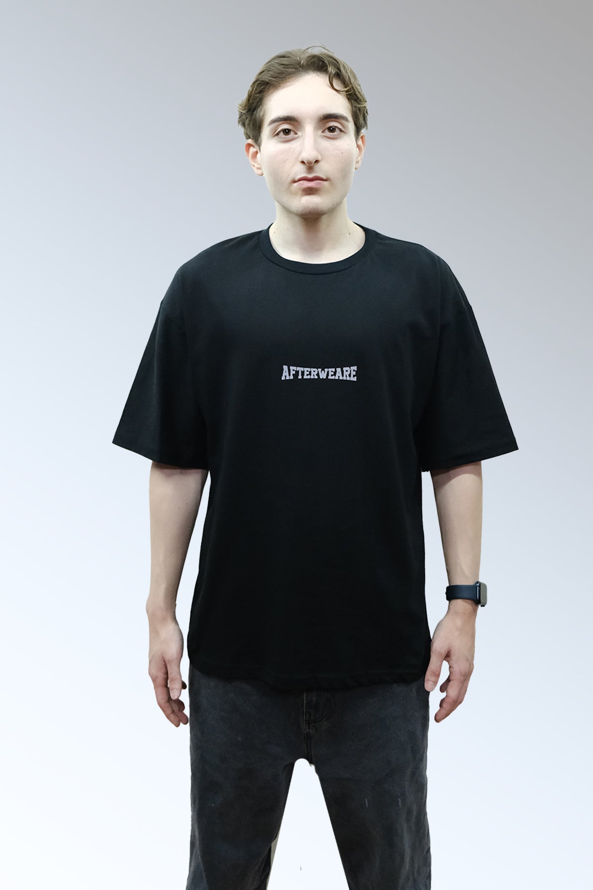 Afterweare Model Üzerinde Siyah Oversize Tişört  - "Afterweare" ön baskılı | Oversize Black Tshirt on Model, Front Printed "Afterweare"