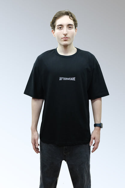 Afterweare Model Üzerinde Siyah Oversize Tişört  - "Afterweare" ön baskılı | Oversize Black Tshirt on Model, Front Printed "Afterweare"
