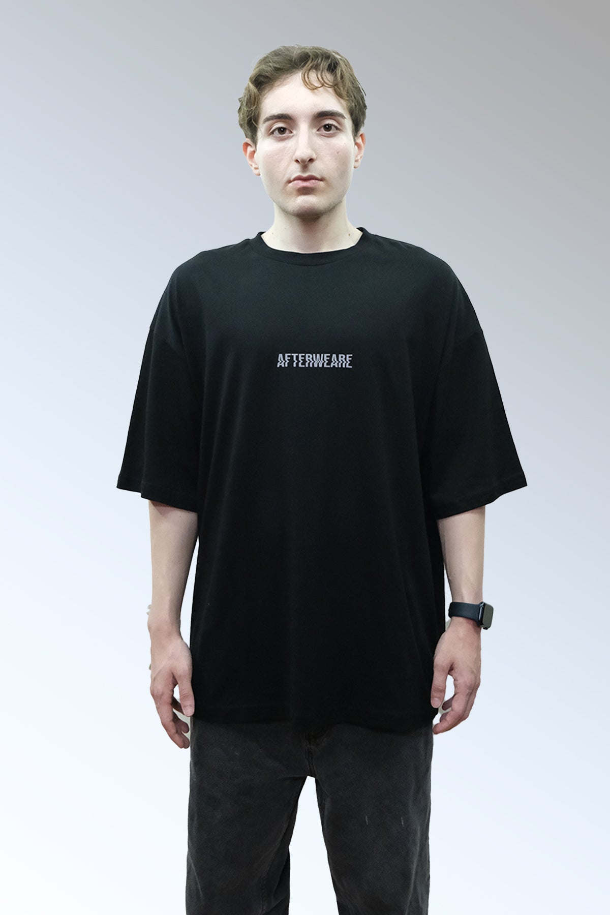 Afterweare Model Üzerinde Siyah Oversize Tişört  - "Afterweare" ön baskılı | Oversize Black Tshirt on Model, Front Printed "Afterweare"