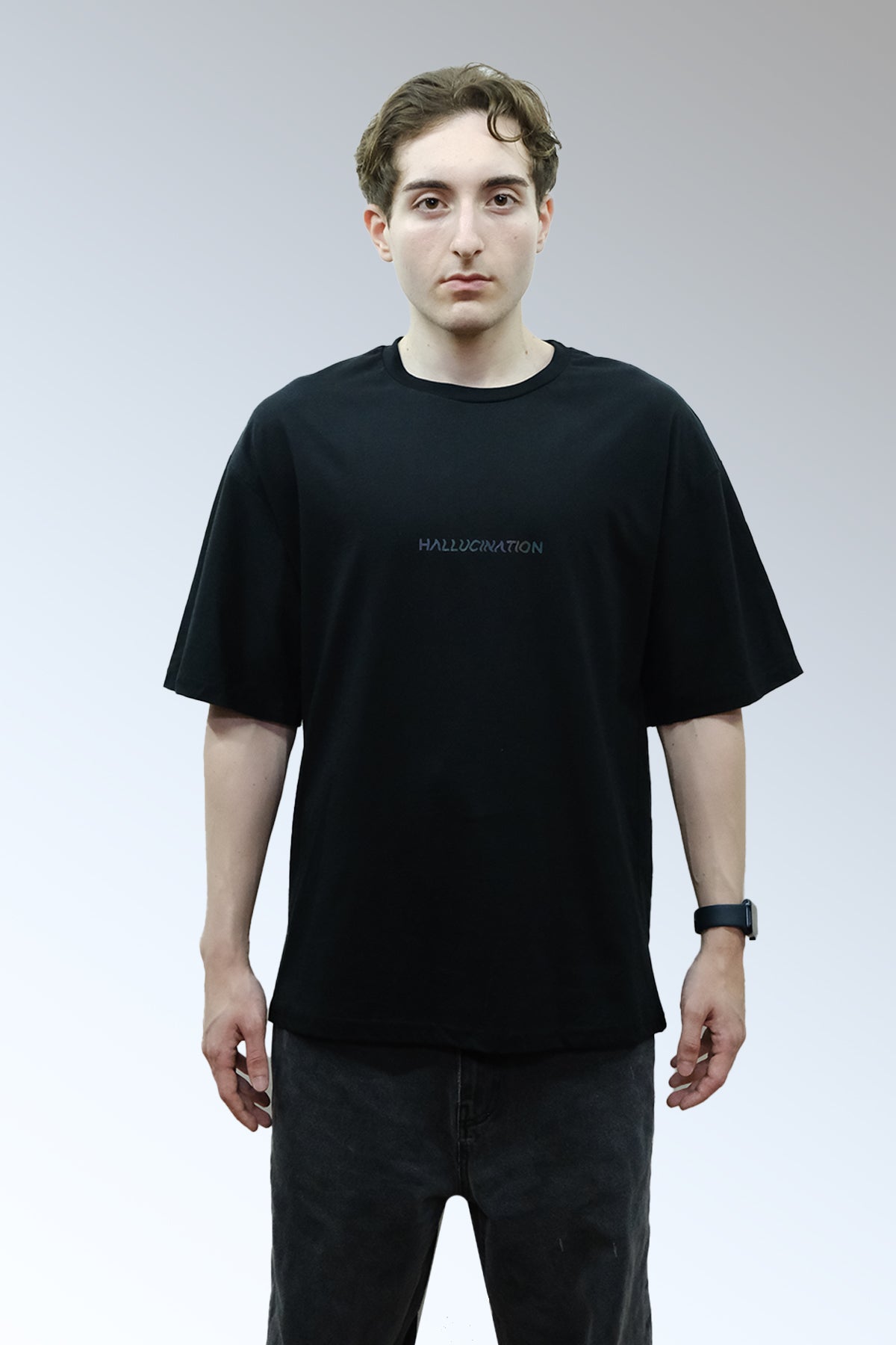 Afterweare Model Üzerinde Siyah Oversize Tişört  - "Hallucination" ön baskılı | Oversize Black Tshirt on Model, Front Printed "Hallucination"