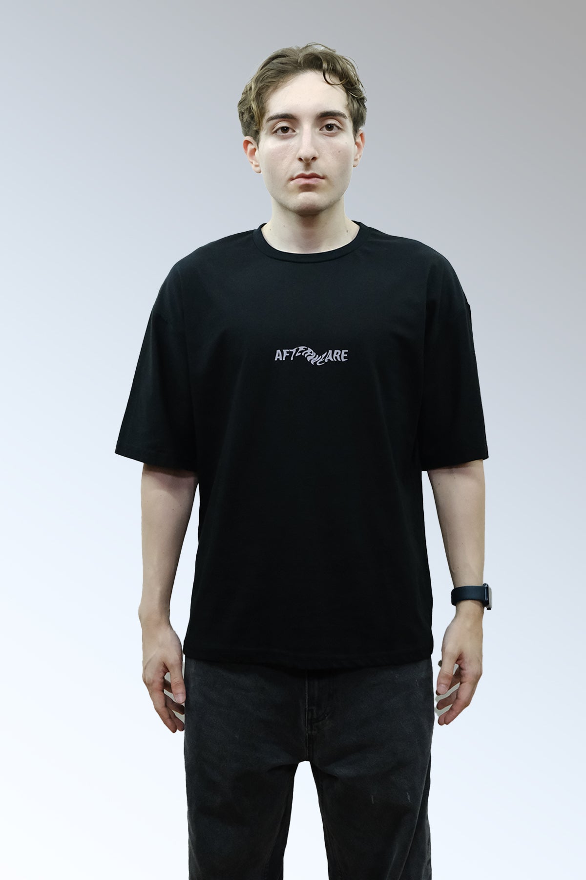 Afterweare Model Üzerinde Siyah Oversize Tişört  - "Afterweare" ön baskılı | Oversize Black Tshirt on Model, Front Printed "Afterweare"