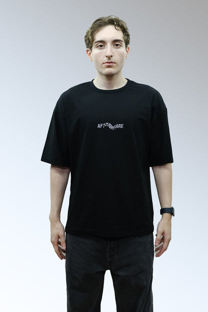 Afterweare Model Üzerinde Siyah Oversize Tişört  - "Afterweare" ön baskılı | Oversize Black Tshirt on Model, Front Printed "Afterweare"
