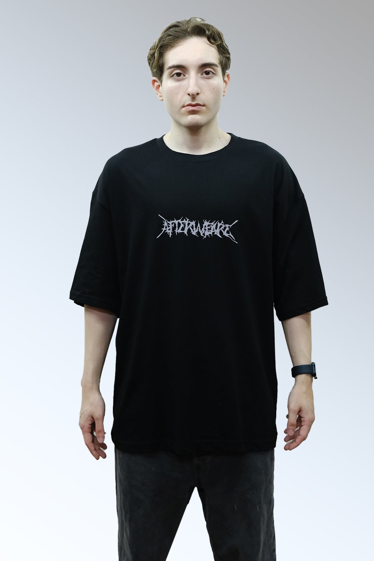 Afterweare Model Üzerinde Siyah Oversize Tişört  - "Afterweare" ön baskılı | Oversize Black Tshirt on Model, Front Printed "Afterweare"