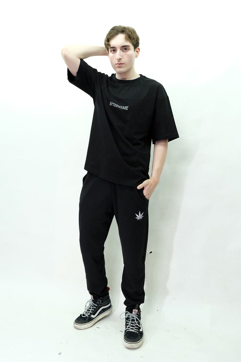 Afterweare Model Üzerinde Siyah Oversize Tişört  - "Afterweare" ön baskılı | Oversize Black Tshirt on Model, Front Printed "Afterweare"