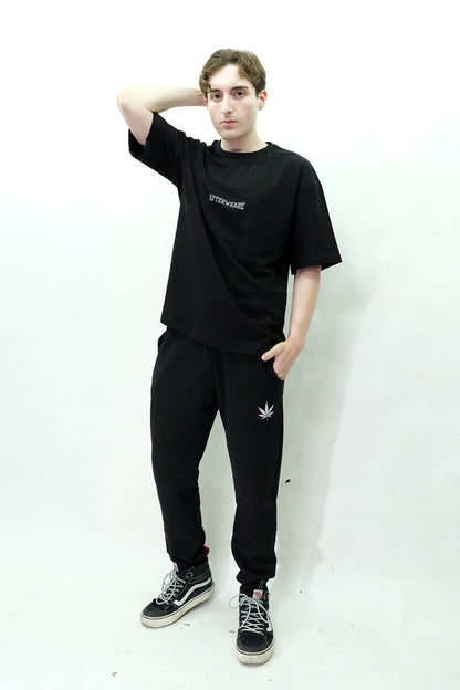 Afterweare Model Üzerinde Siyah Oversize Tişört  - "Afterweare" ön baskılı | Oversize Black Tshirt on Model, Front Printed "Afterweare"