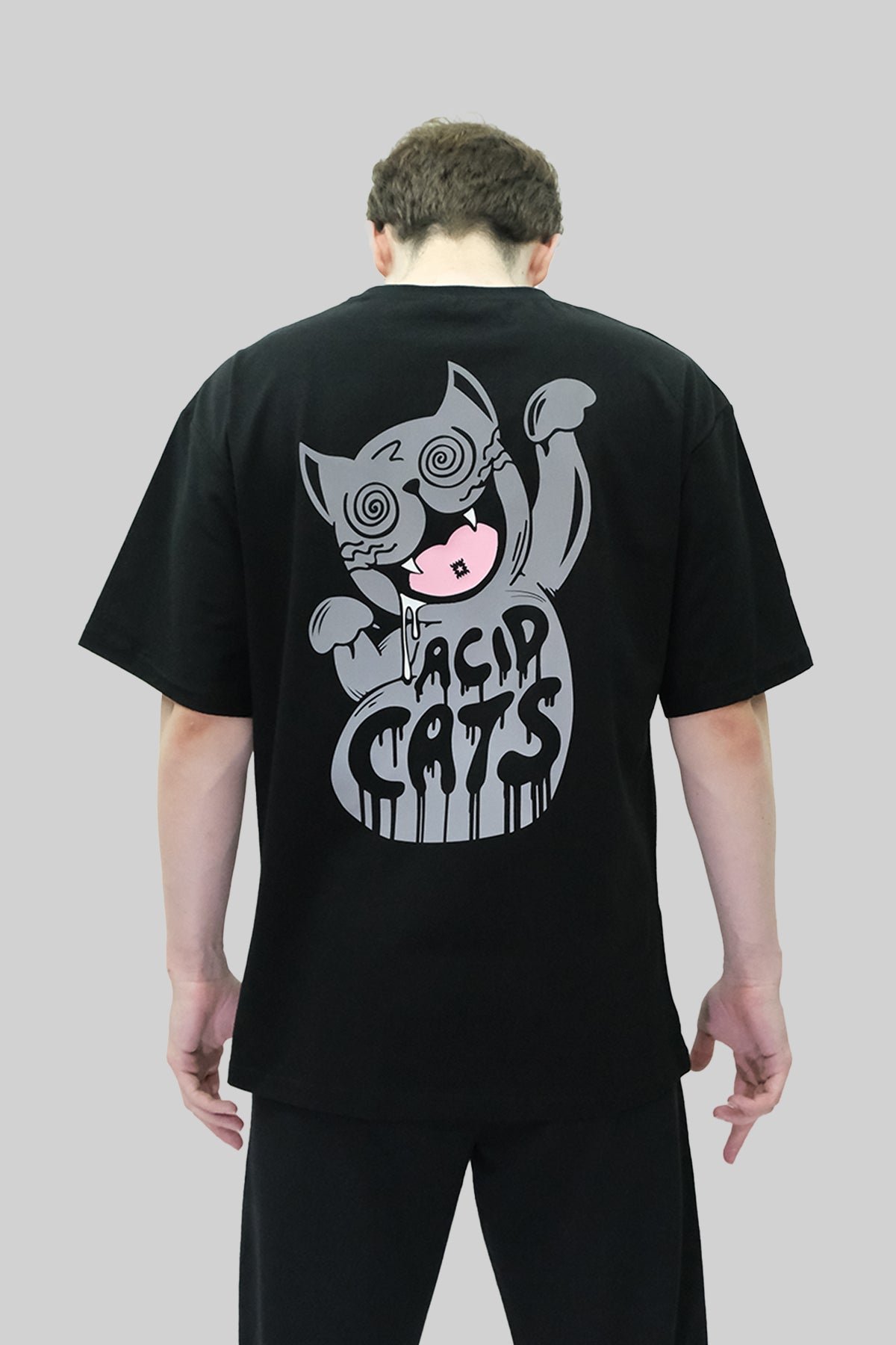 Afterweare Model Üzerinde Siyah Oversize Tişört  - "Acid Cats"  tasarım arka baskılı | Oversize Black Tshirt on Model, Back Printed "Acid Cats" design