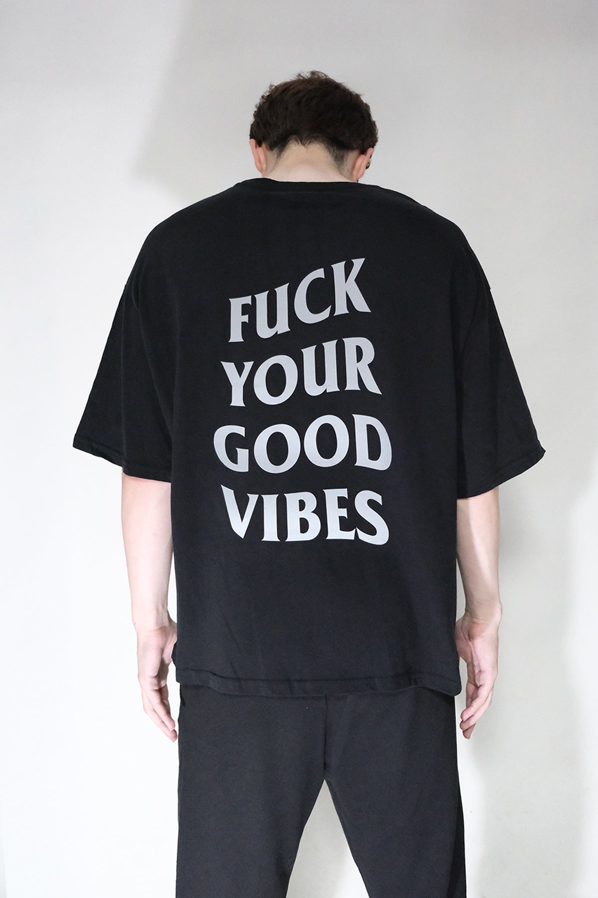 Afterweare Model Üzerinde Siyah Oversize Tişört  - "Fuck Your Good Vibes" arka baskılı | Oversize Black Tshirt on Model, Back Printed "Fuck Your Good Vibes"