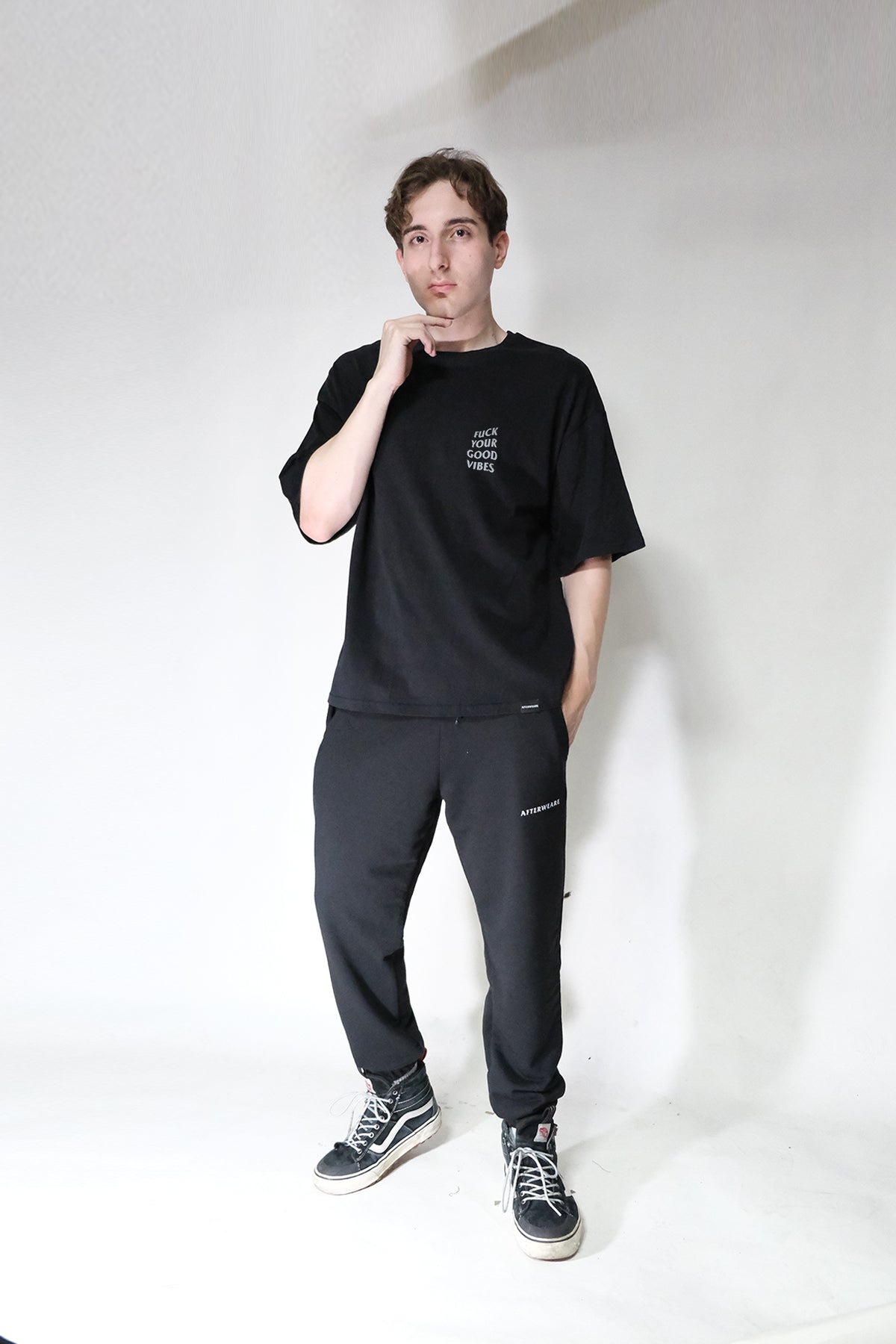 Afterweare Model Üzerinde Siyah Oversize Tişört  - Sol Göğüste "Fuck Your Good Vibes" baskılı | Oversize White Tshirt on Model, with "Fuck Your Good Vibes" print on left chest