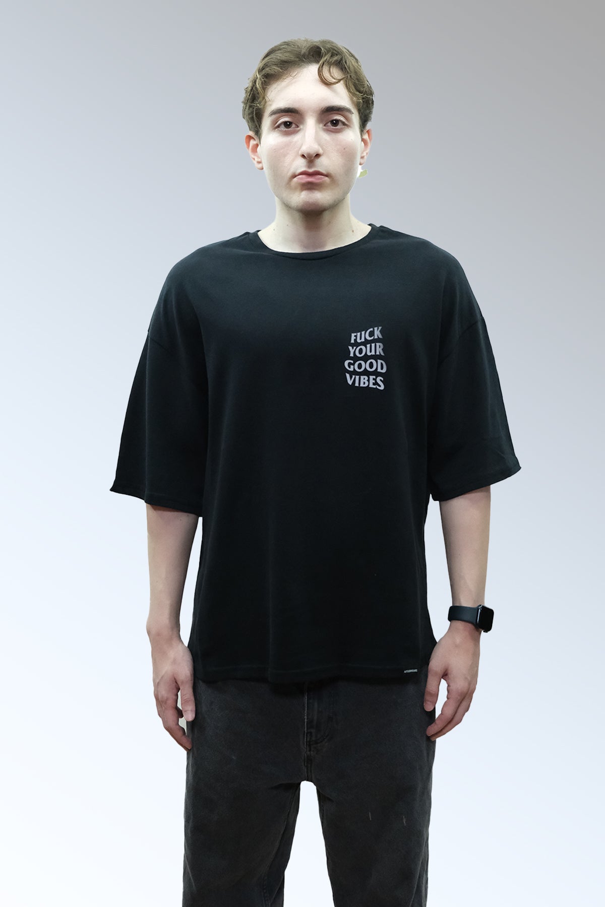 Afterweare Model Üzerinde Siyah Oversize Tişört  - Sol Göğüste "Fuck Your Good Vibes" baskılı | Oversize White Tshirt on Model, with "Fuck Your Good Vibes" print on left chest