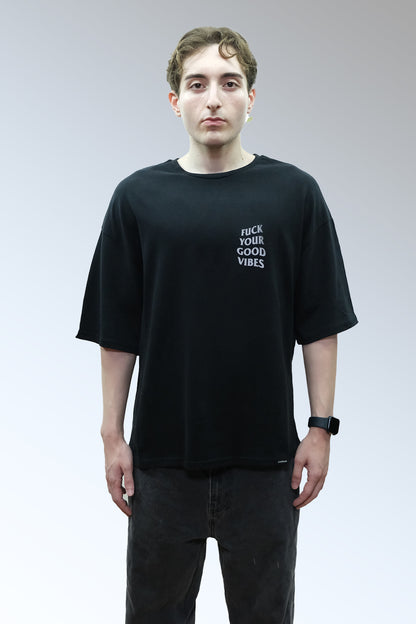 Afterweare Model Üzerinde Siyah Oversize Tişört  - Sol Göğüste "Fuck Your Good Vibes" baskılı | Oversize White Tshirt on Model, with "Fuck Your Good Vibes" print on left chest