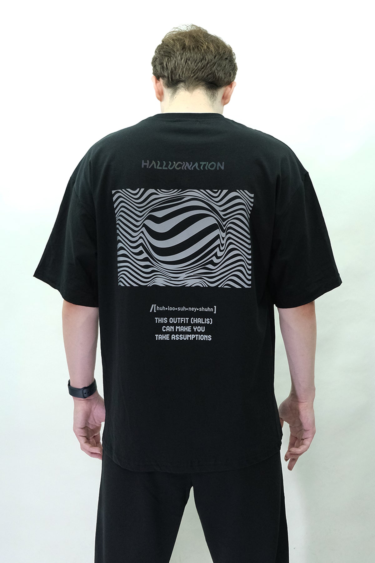 
Afterweare Model Üzerinde Siyah Oversize Tişört  - "Hallucination"  tasarım arka baskılı | Oversize Black Tshirt on Model, Back Printed "Hallucination" design