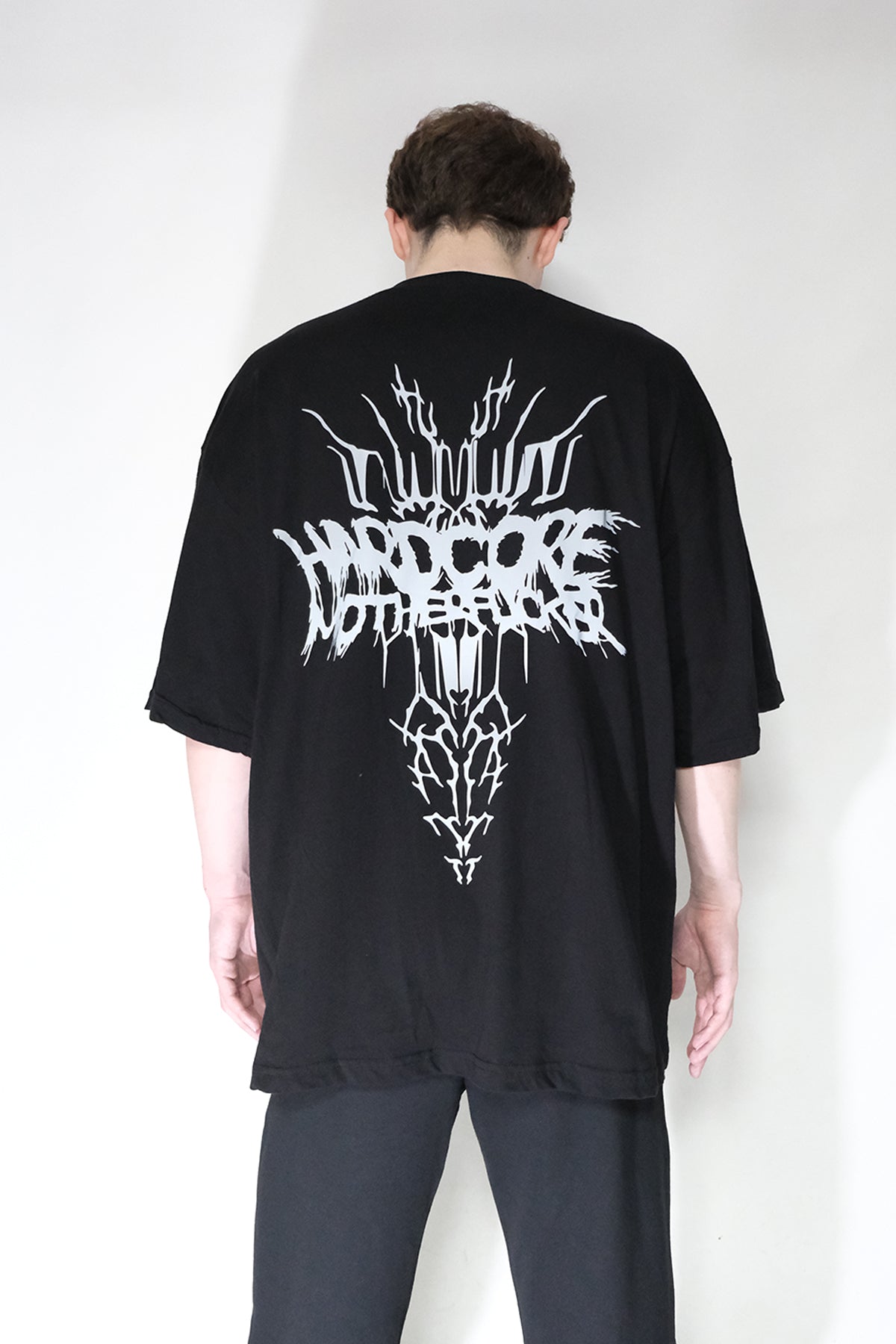 Afterweare Model Üzerinde Siyah Oversize Tişört  - "Tribal Hardcore Motherfucker"  tasarım arka baskılı | Oversize Black Tshirt on Model, Back Printed "Tribal Hardcore Motherfucker" design
