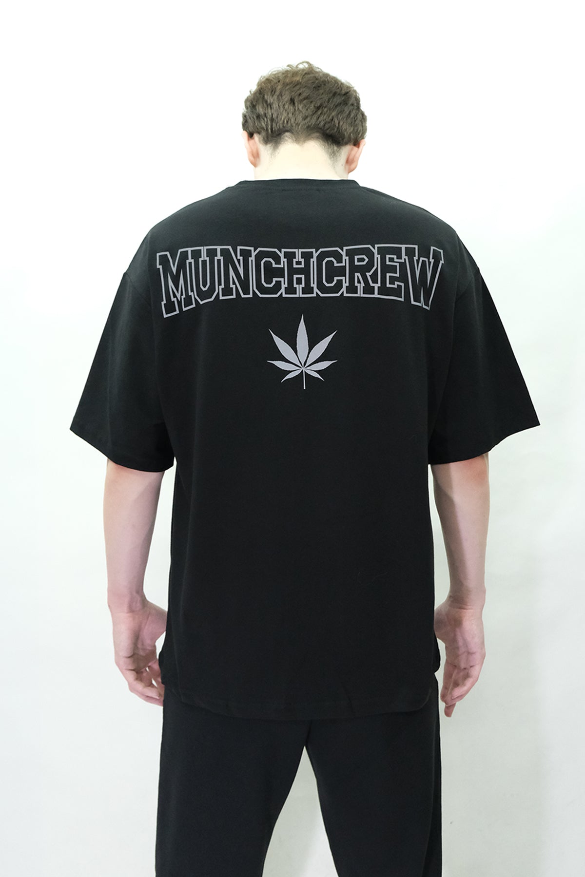 
Afterweare Model Üzerinde Siyah Oversize Tişört  - "Munchcrew" tasarım  arka baskılı | Oversize Black Tshirt on Model, Back Printed "Munchcrew" design