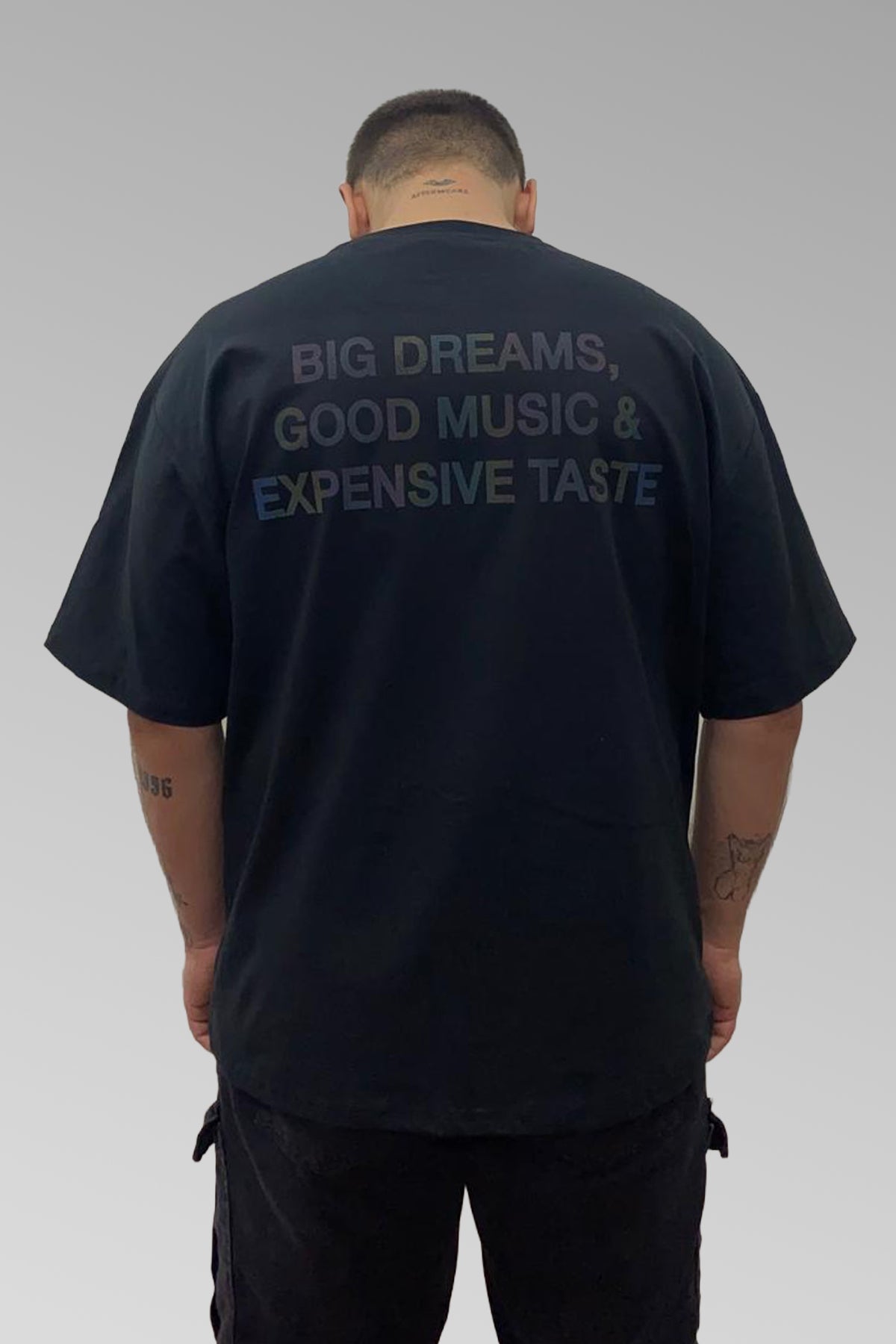 Oversize Siyah Tişört 'Big Dreams, Good Music, Expensive Taste'
