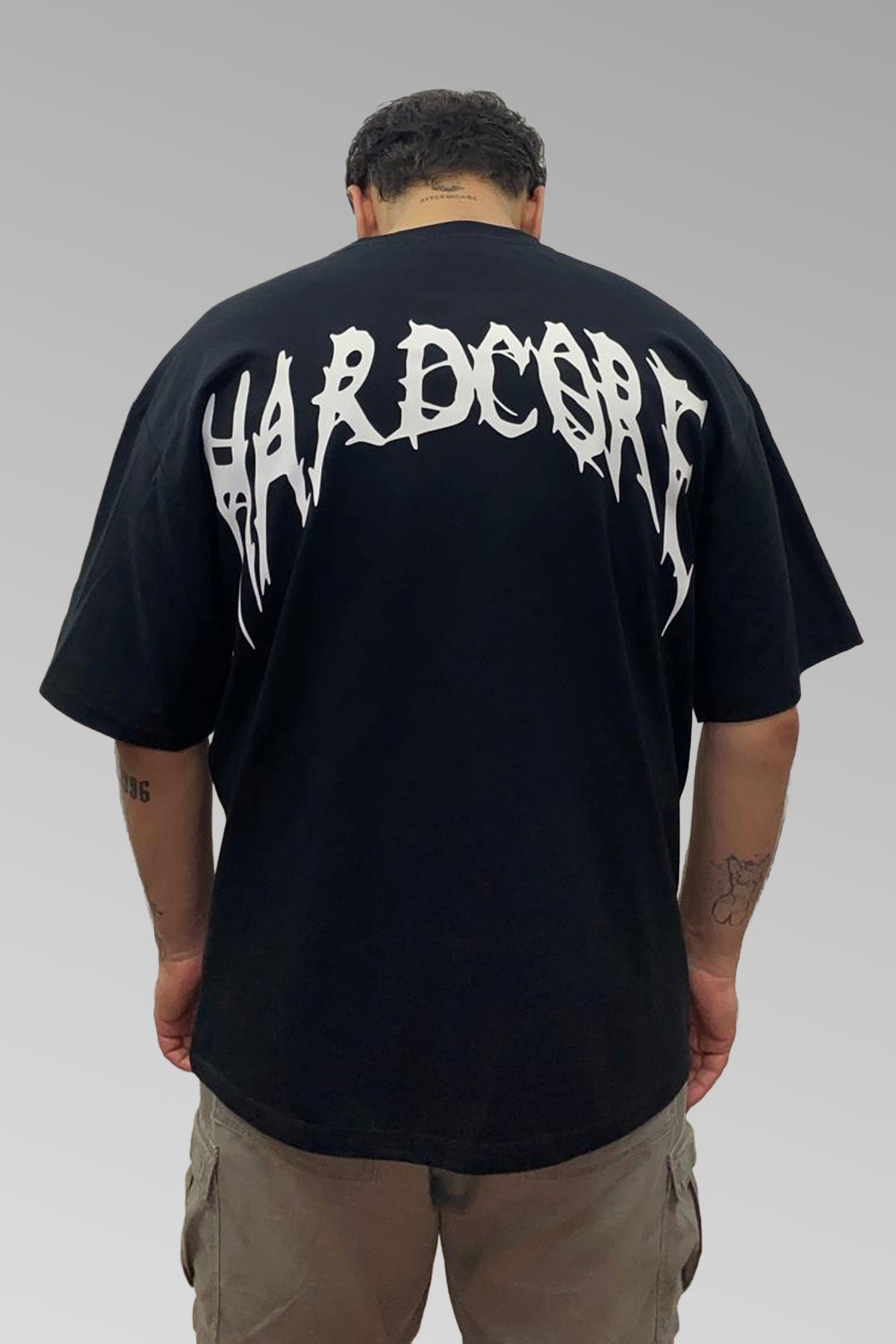 siyah oversize tişört hardcore baskili techno ve sokak stili