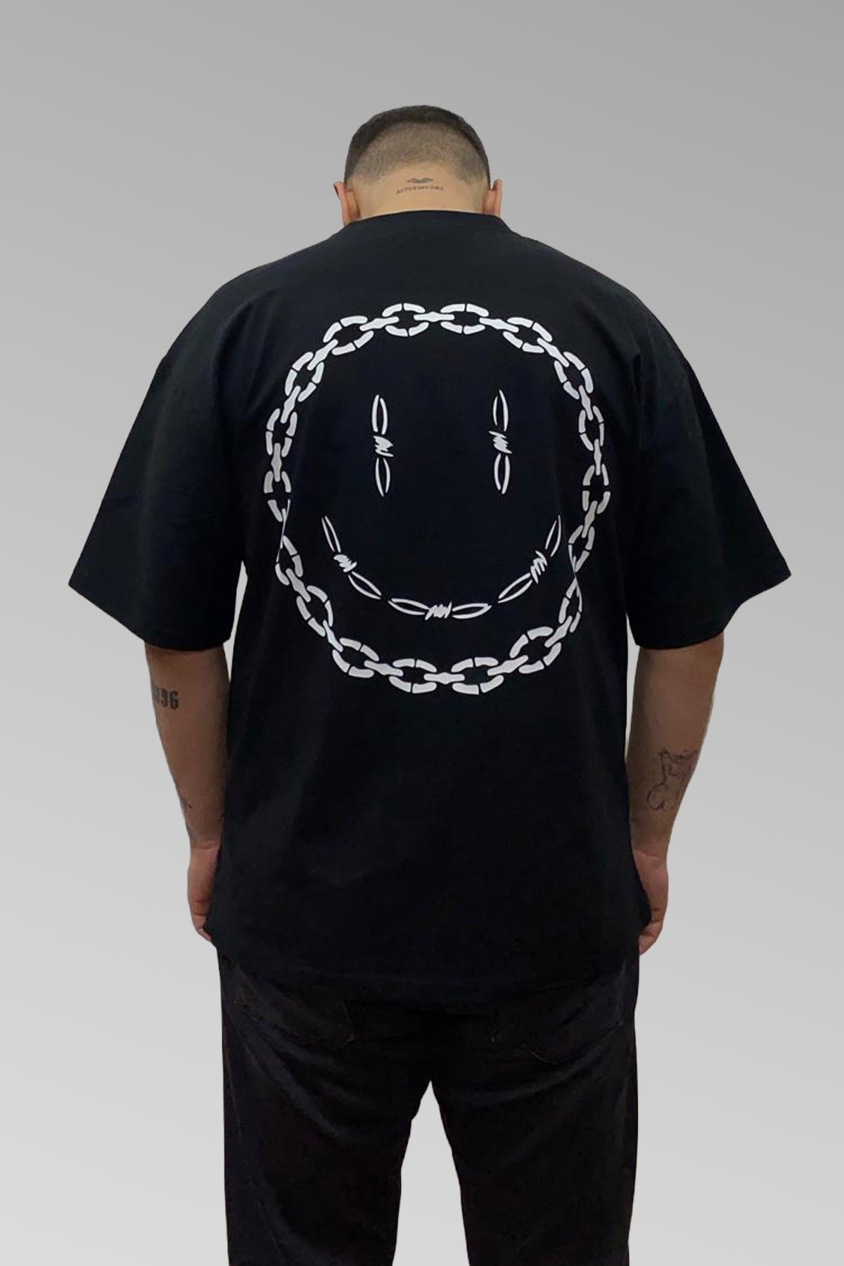 Oversize Siyah Tişört 'Smiley Chain'