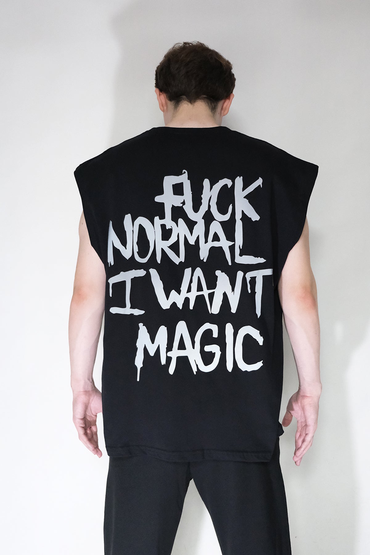 Afterweare Model Üzerinde Siyah Sleeveless Kolsuz Tişört (Sporcu Atlet) - Arkada "Fuck Normal I Want Magic" baskılı