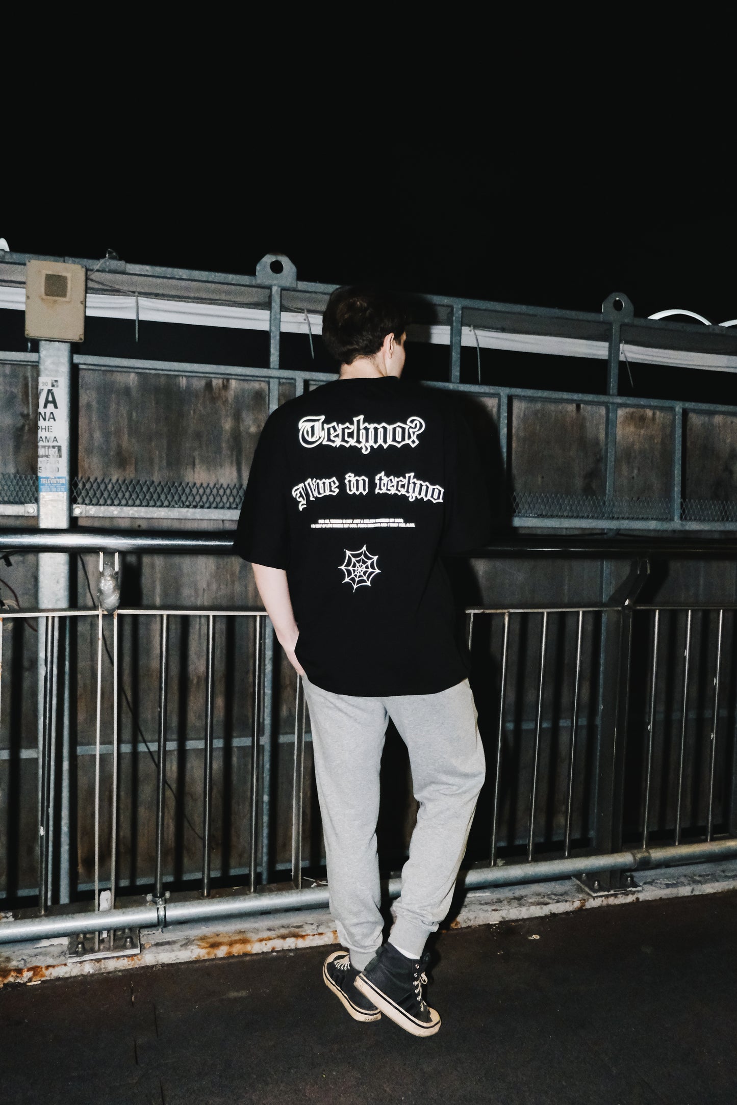 Techno? I Live in Technology. baskılı siyah oversize tişört – unisex rave & streetwear modası, techno kültürü ve dijital yaşam tarzı için