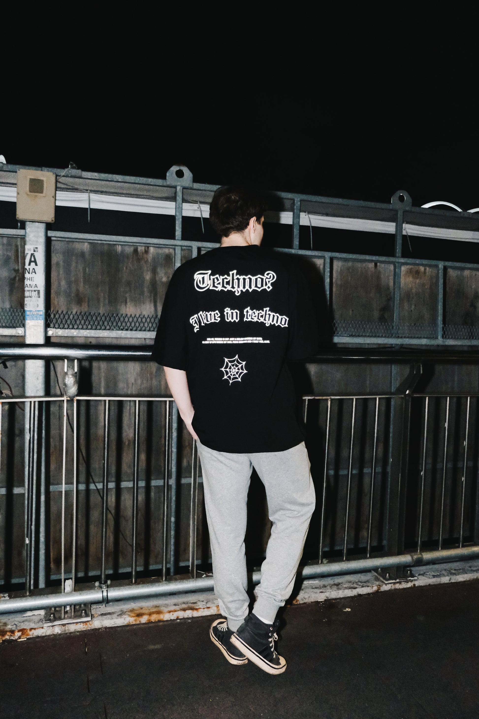 Techno? I Live in Technology. baskılı siyah oversize tişört – unisex rave & streetwear modası, techno kültürü ve dijital yaşam tarzı için