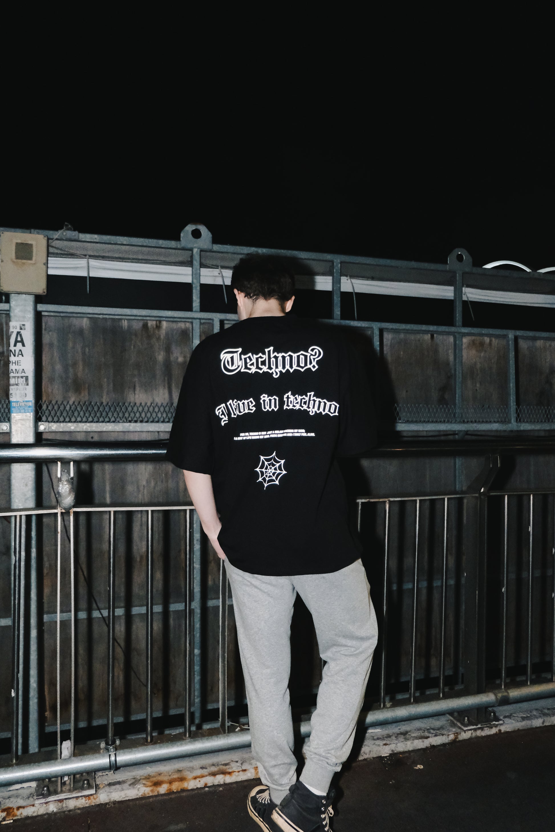 Techno? I Live in Technology. baskılı siyah oversize tişört – unisex rave & streetwear modası, techno kültürü ve dijital yaşam tarzı için