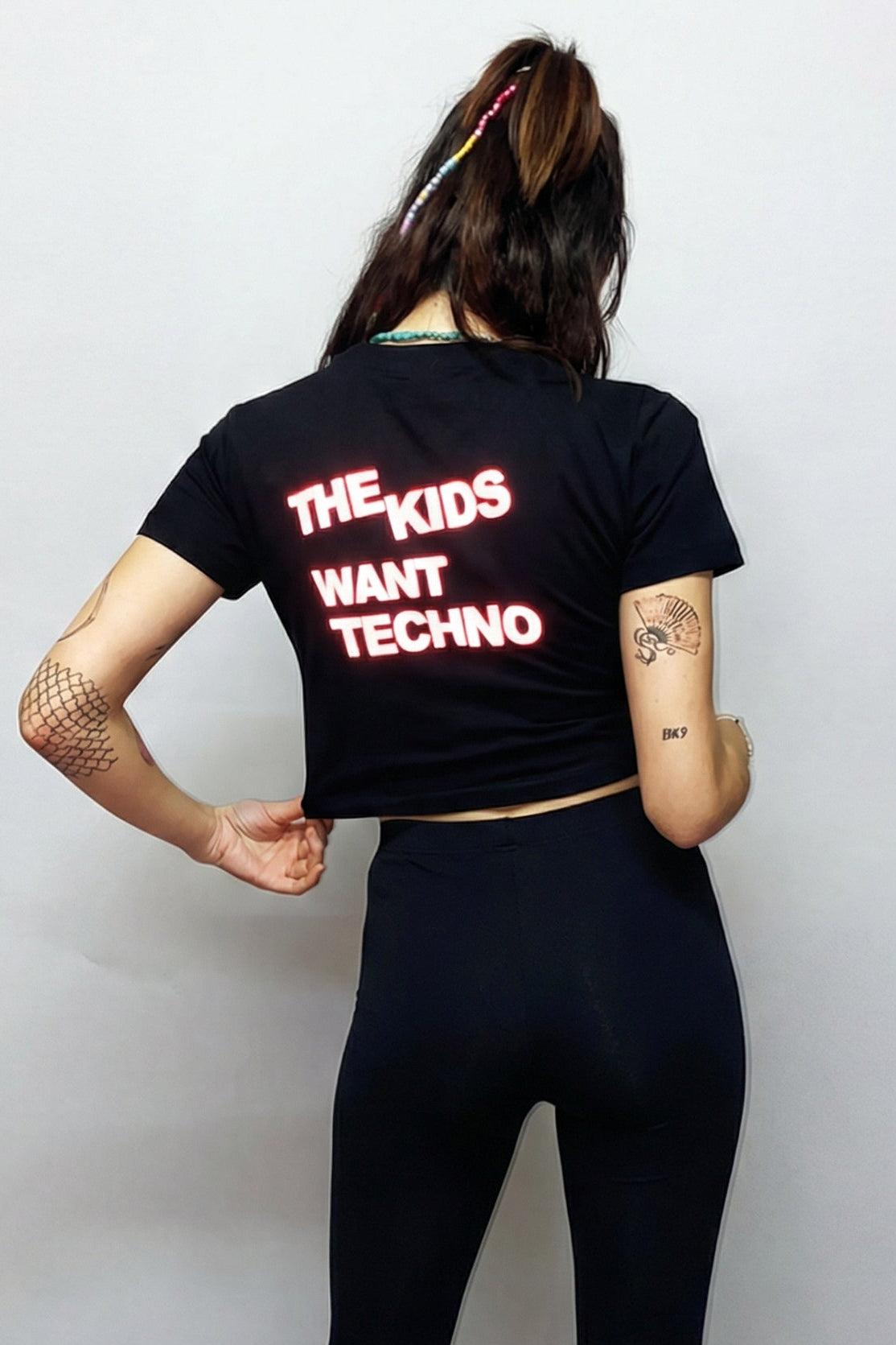 the kids want techno baskili siyah crop tişört