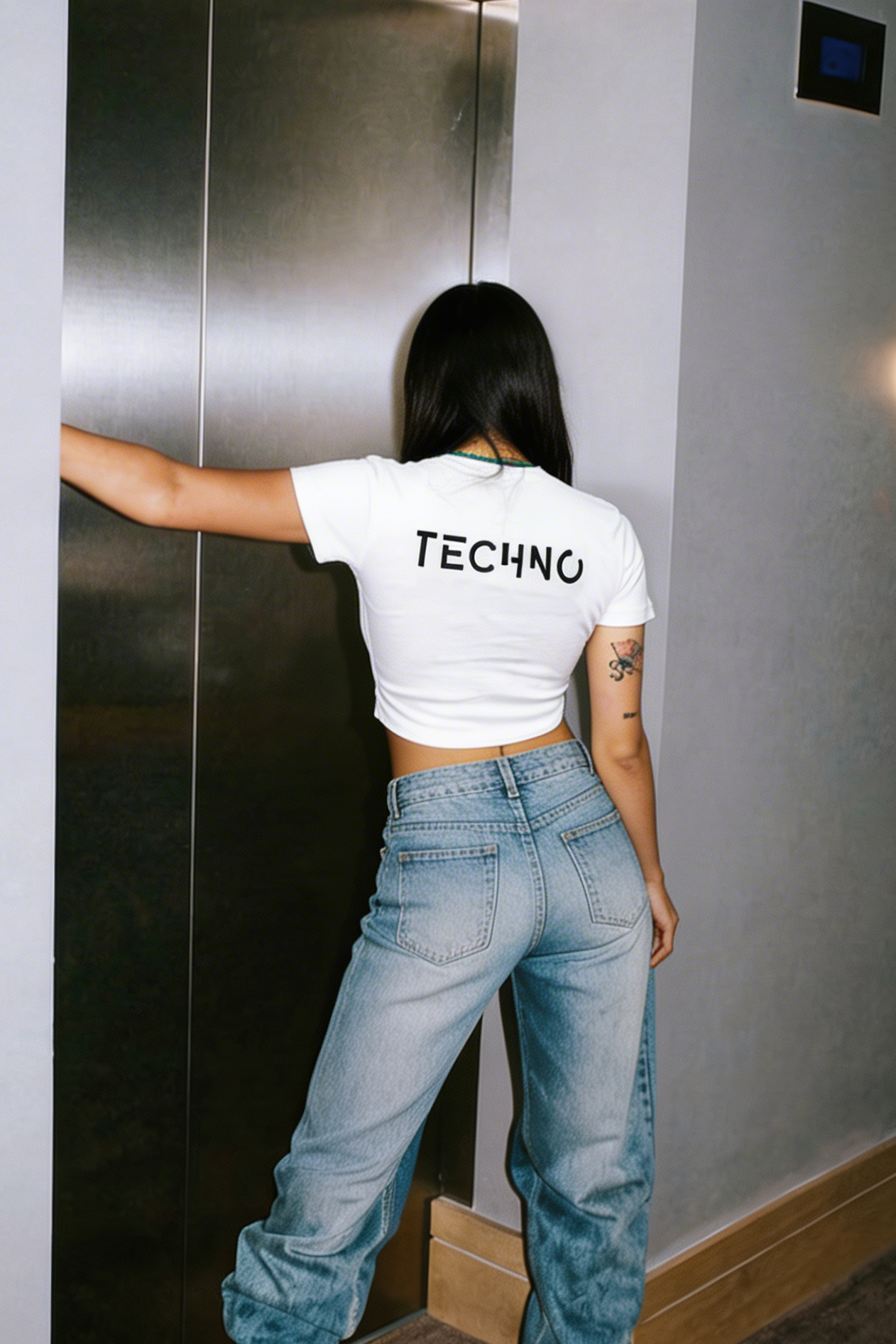 WEISSES CROP-T-SHIRT „TECHNO IS BACK“
