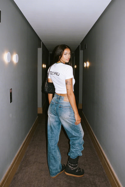 WEISSES CROP-T-SHIRT „TECHNO IS BACK“