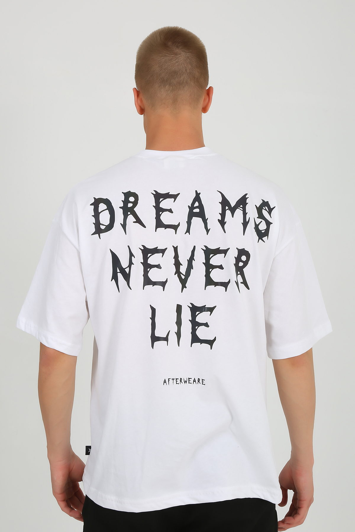 WHITE OVERSIZE T-SHIRT 'DREAMS NEVER LIE'.