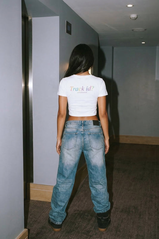 Reflektör Baskılı Beyaz Crop Tişört - Track id? | Reflective Print White Crop T-shirt