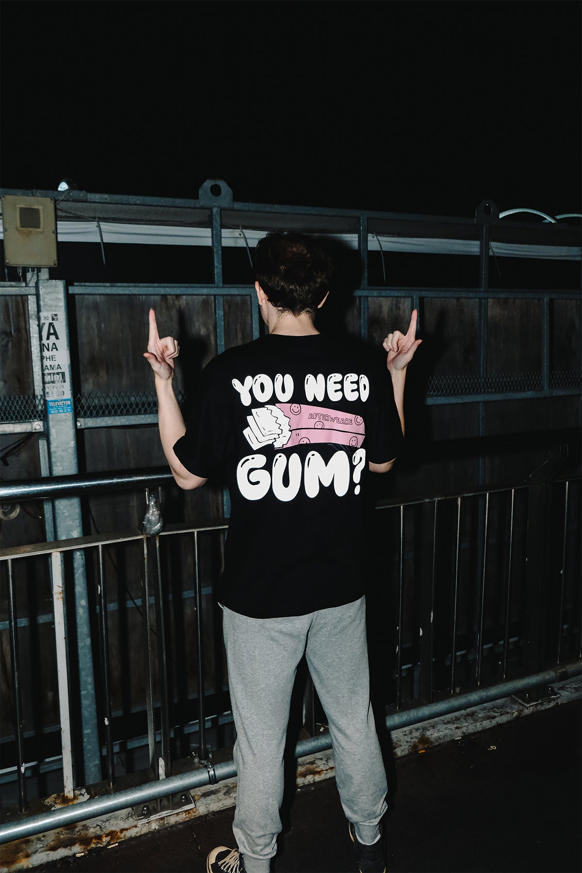 Oversize Siyah Tişört 'You need gum?'