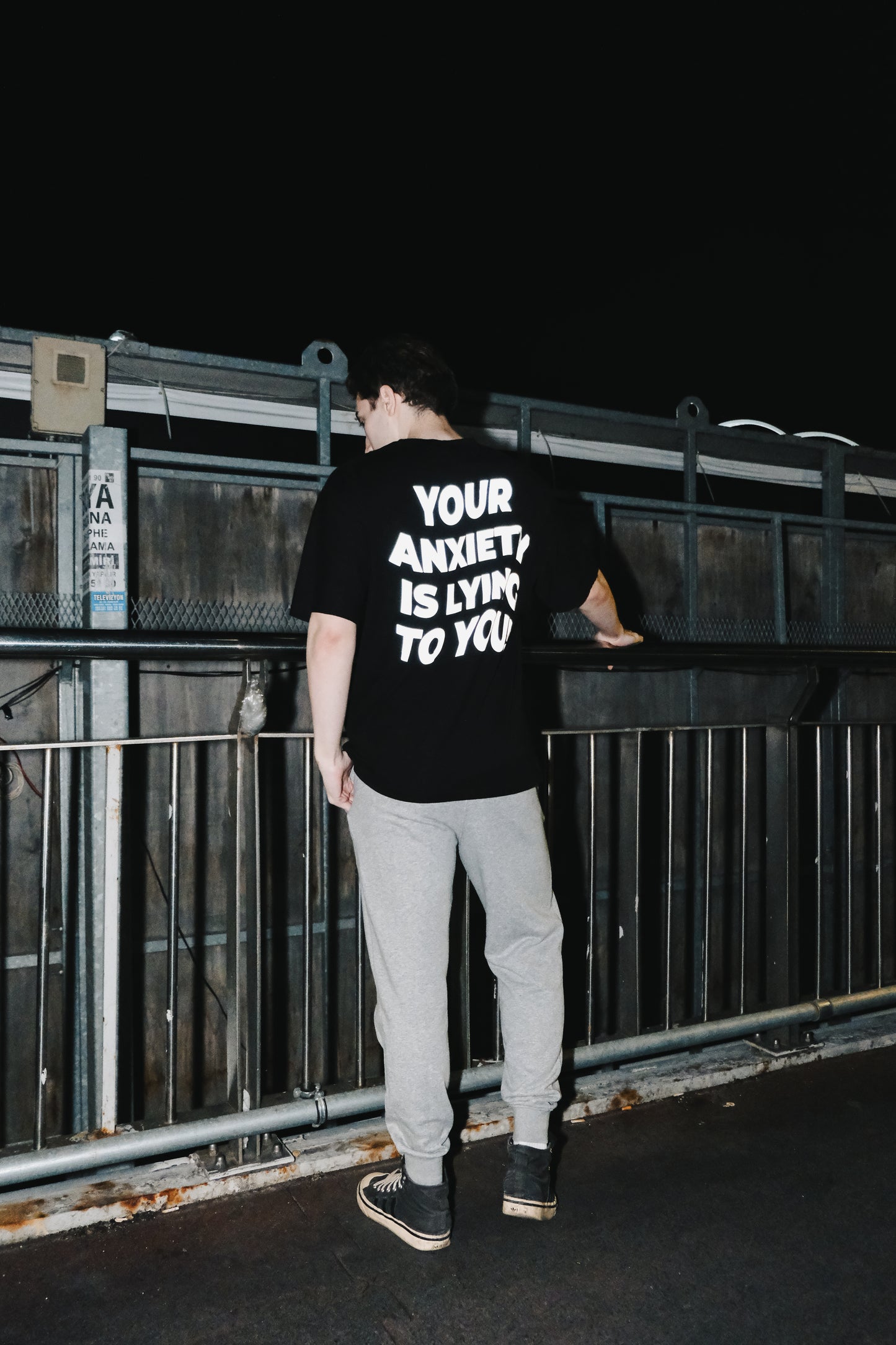 Your Anxiety is Lying To You! baskılı siyah oversize tişört – unisex streetwear moda, rahat ve şık kombinler için
