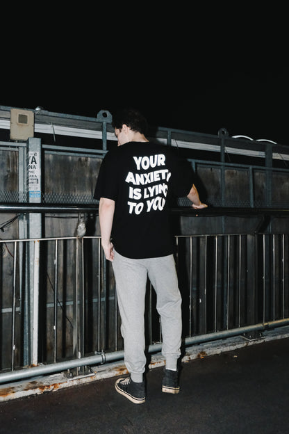 Your Anxiety is Lying To You! baskılı siyah oversize tişört – unisex streetwear moda, rahat ve şık kombinler için