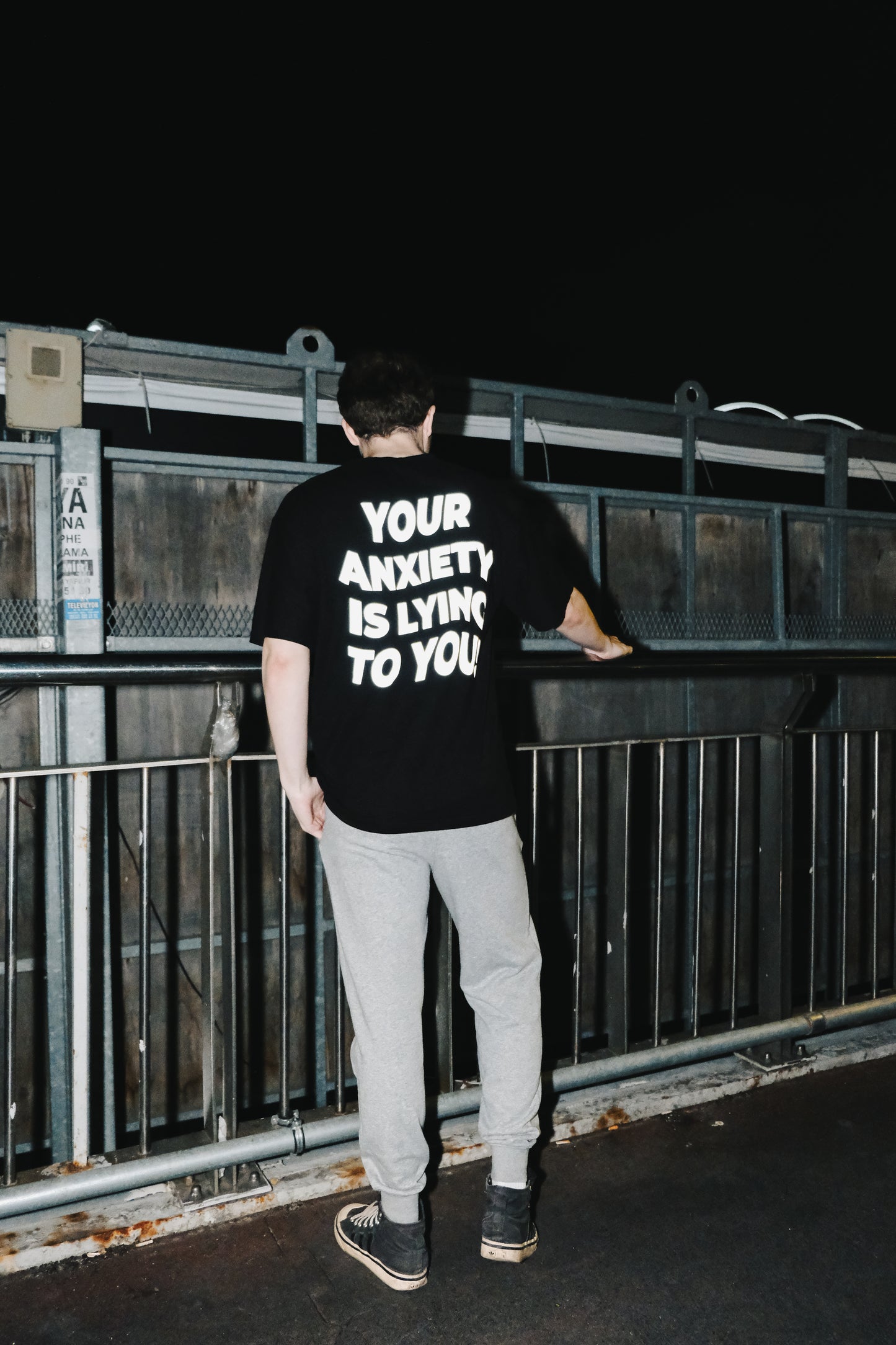 Your Anxiety is Lying To You! baskılı siyah oversize tişört – unisex streetwear moda, rahat ve şık kombinler için