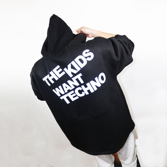 The Kids Want Techno siyah hoodie arka baskı, elektronik müzik severler için ideal tasarım. Black hoodie with 'The Kids Want Techno' back print, perfect for electronic music lovers.