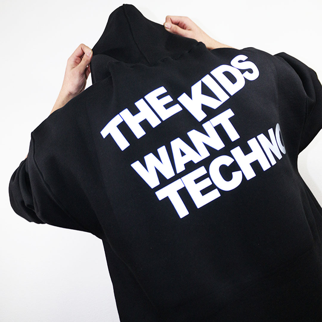 The Kids Want Techno siyah hoodie arka baskı, elektronik müzik severler için ideal tasarım. Black hoodie with 'The Kids Want Techno' back print, perfect for electronic music lovers.