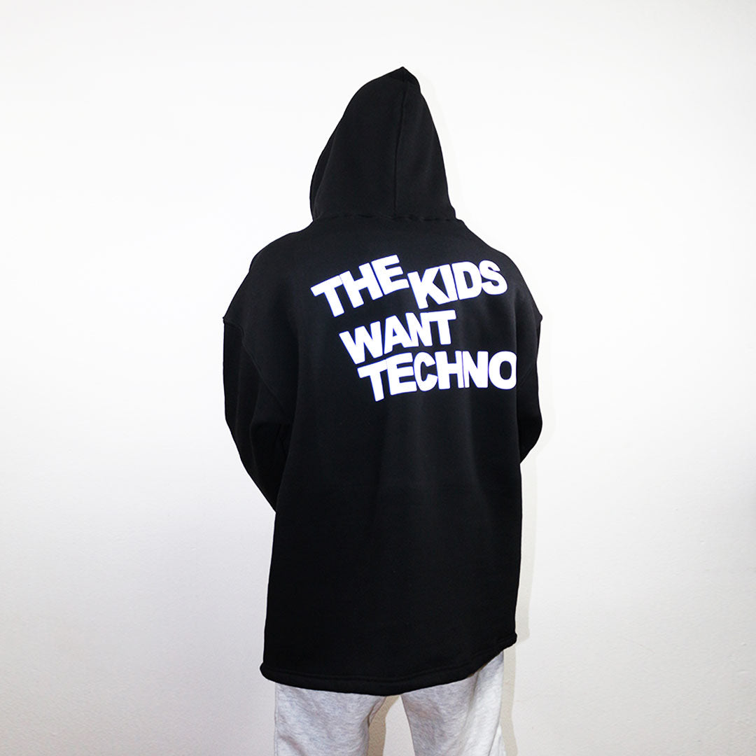 The Kids Want Techno siyah hoodie arka baskı, elektronik müzik severler için ideal tasarım. Black hoodie with 'The Kids Want Techno' back print, perfect for electronic music lovers.