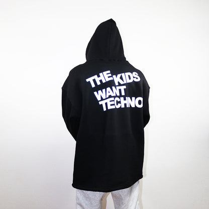 The Kids Want Techno siyah hoodie arka baskı, elektronik müzik severler için ideal tasarım. Black hoodie with 'The Kids Want Techno' back print, perfect for electronic music lovers.